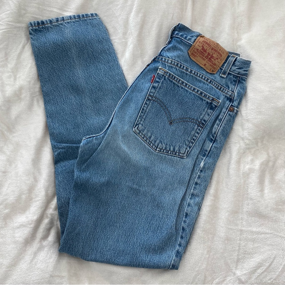 ❌SOLD❌ Vintage Levi’s 550 Relaxed Fit Tapered Leg Medium Blue | Size 30” / 10